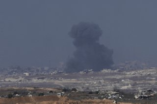 De la fumée s'élève de la bande de Gaza après une frappe israélienne. Un nouveau cycle de négociations pour tenter de trouver un accord de cesse-le-feu dans le territoire palestinien doit débuter dimanche à Doha. KEYSTONE/AP/Ohad Zwigenberg